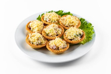 Peynirli sahanda yumurta ve turta.