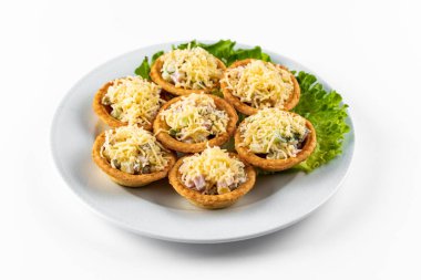 Peynirli sahanda yumurta ve turta.