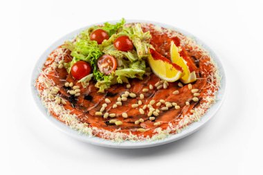 Beyaz arka planda tavuk ve sebzeli lezzetli salata.