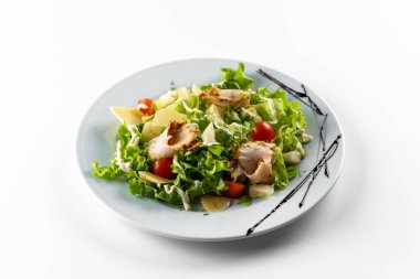 Tavuklu salata, roka ve beyaz arka planda marul.