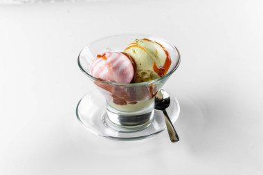 Beyaz arka planda bir bardakta dondurma.