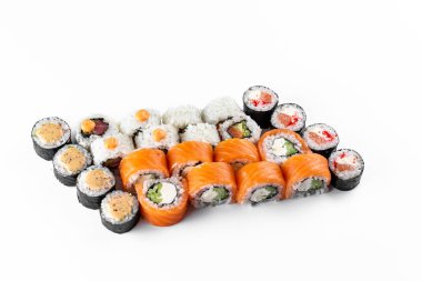 Sushi beyaz arkaplanda ayarlandı