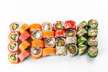 Sushi beyaz arkaplanda ayarlandı