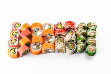 Sushi beyaz arkaplanda ayarlandı