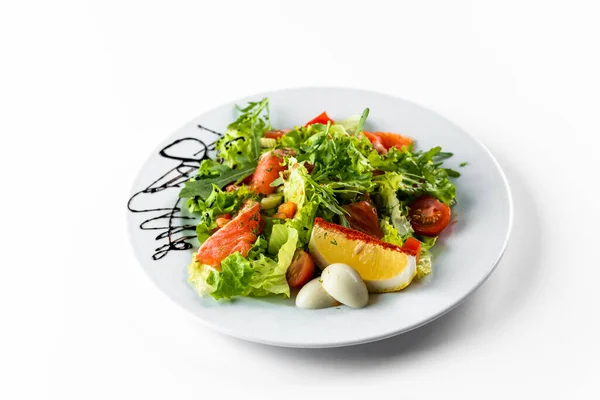 배경에 연어와 채소를 곁들인 샐러드 — 스톡 사진