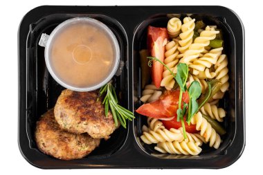 Soslu ve sebzeli ızgara tavuk göğsü.