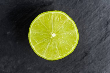 Siyah arka planda taze limon dilimi