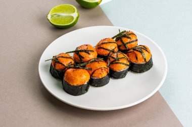 Klasik Japon suşisi üzerine üstten görüş