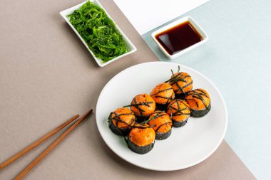 Klasik Japon suşisi üzerine üstten görüş