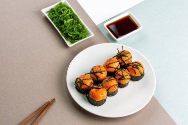 Klasik Japon suşisi üzerine üstten görüş