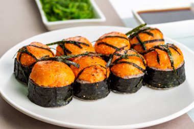 Klasik Japon suşisi üzerine üstten görüş