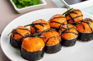 Klasik Japon suşisi üzerine üstten görüş