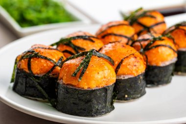 Klasik Japon suşisi üzerine üstten görüş