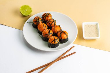 Klasik Japon suşisi üzerine üstten görüş