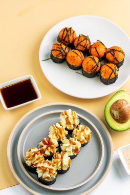 Klasik Japon suşisi üzerine üstten görüş