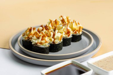 Klasik Japon suşisi üzerine üstten görüş