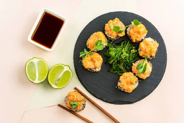 Klasik Japon suşisi üzerine üstten görüş