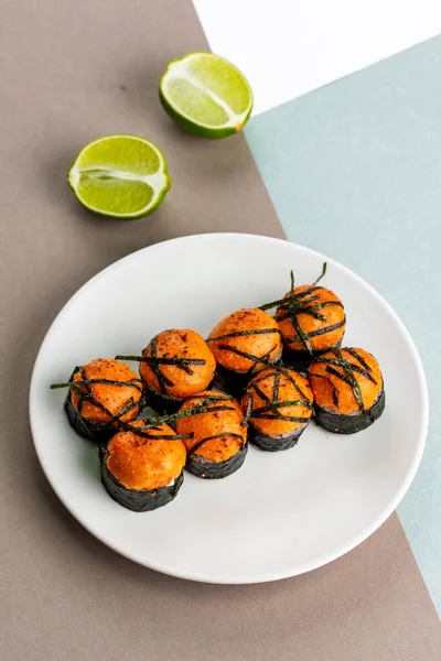 Klasik Japon suşisi üzerine üstten görüş