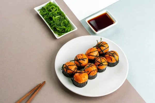 Klasik Japon suşisi üzerine üstten görüş