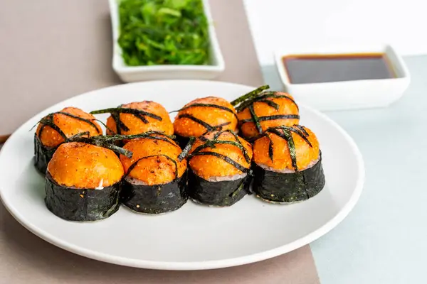 Klasik Japon suşisi üzerine üstten görüş