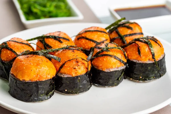 Klasik Japon suşisi üzerine üstten görüş