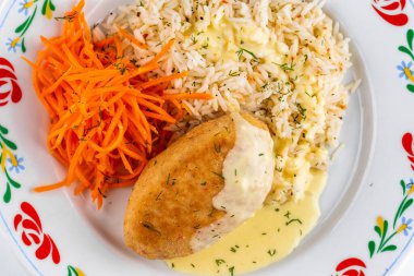 Tabak yakın görüntüsünde lezzetli yemek 