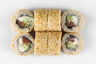 Suşi ve soya sosu kasede ve tahta çubuklar gri tahta bir masada. Japon yemeği. Suşi seti. Çeşitli ekmekler. Menü.
