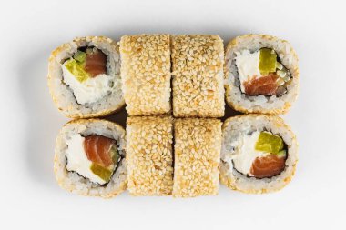 Suşi ve soya sosu kasede ve tahta çubuklar gri tahta bir masada. Japon yemeği. Suşi seti. Çeşitli ekmekler. Menü.