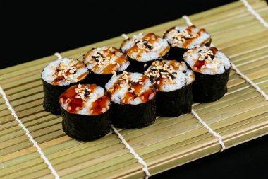 Suşi ve soya sosu kasede ve tahta çubuklar gri tahta bir masada. Japon yemeği. Suşi seti. Çeşitli ekmekler. Menü.