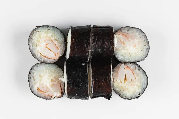 寿司和酱油放在碗里 木制筷子放在灰色的木制桌子上 日本菜 寿司设置 卷的多样性 — 图库照片