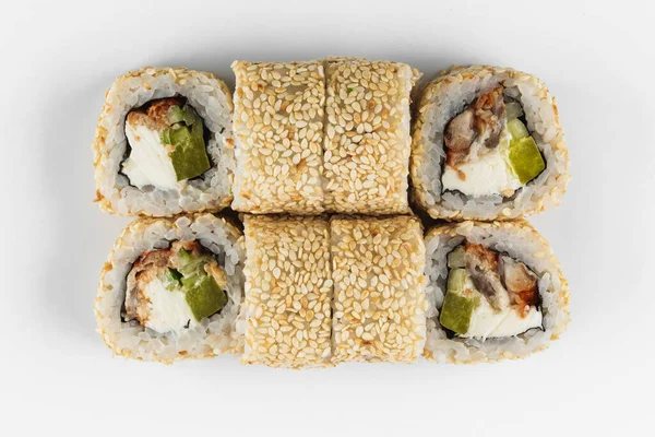 Suşi ve soya sosu kasede ve tahta çubuklar gri tahta bir masada. Japon yemeği. Suşi seti. Çeşitli ekmekler. Menü.