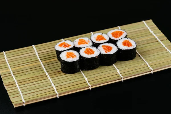 Sushi Salsa Soia Una Ciotola Bacchette Legno Tavolo Legno Grigio — Foto Stock