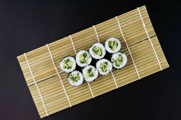 Sushi Salsa Soja Tazón Palillos Madera Una Mesa Madera Gris —  Fotos de Stock