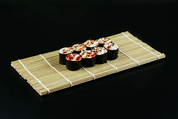 Sushi Sos Sojowy Misce Drewniane Pałeczki Szarym Drewnianym Stole Japońskie — Zdjęcie stockowe