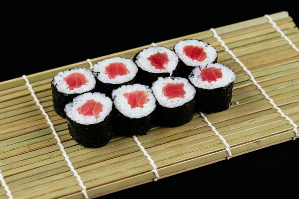 Sushi Salsa Soia Una Ciotola Bacchette Legno Tavolo Legno Grigio — Foto Stock