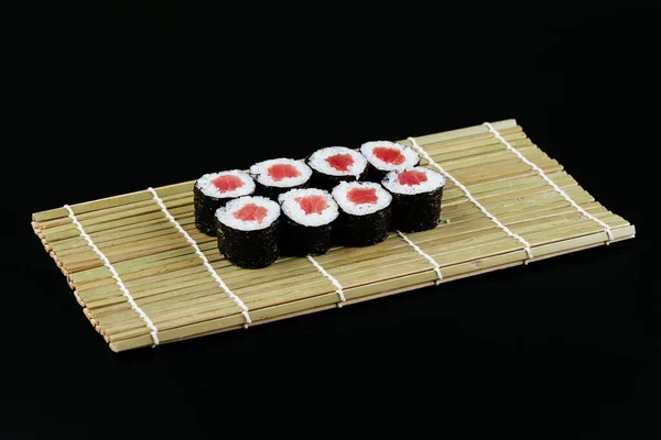 Sushi Sojasaus Een Kom Houten Stokjes Een Grijze Houten Tafel — Stockfoto