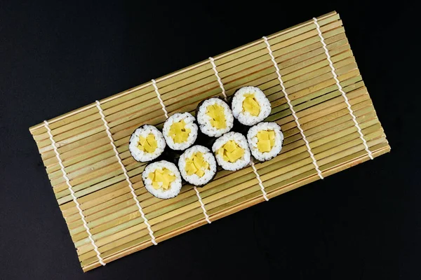 Sushi Sójová Omáčka Misce Dřevěné Hůlky Šedém Dřevěném Stole Japonské — Stock fotografie