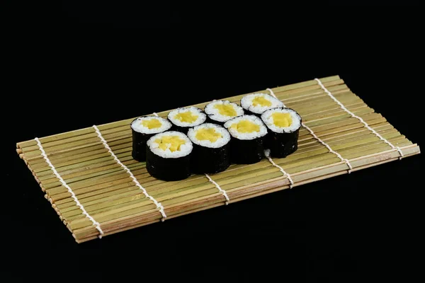 灰色の木製のテーブルの上にボウルと木製の箸で寿司と醤油 日本食 寿司セット ロールの様々な メニュー — ストック写真