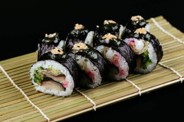 Suşi ve soya sosu kasede ve tahta çubuklar gri tahta bir masada. Japon yemeği. Suşi seti. Çeşitli ekmekler. Menü.