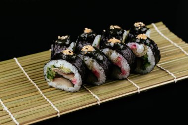 Suşi ve soya sosu kasede ve tahta çubuklar gri tahta bir masada. Japon yemeği. Suşi seti. Çeşitli ekmekler. Menü.