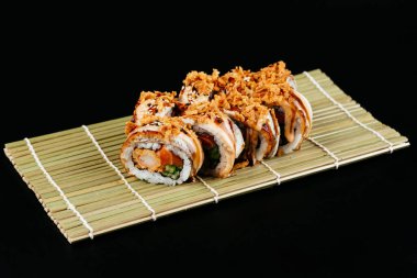 Suşi ve soya sosu kasede ve tahta çubuklar gri tahta bir masada. Japon yemeği. Suşi seti. Çeşitli ekmekler. Menü.