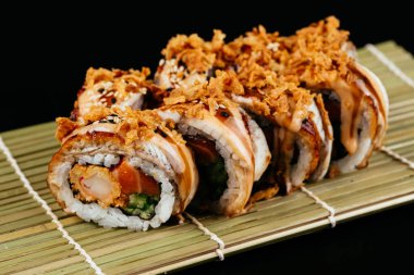 Suşi ve soya sosu kasede ve tahta çubuklar gri tahta bir masada. Japon yemeği. Suşi seti. Çeşitli ekmekler. Menü.