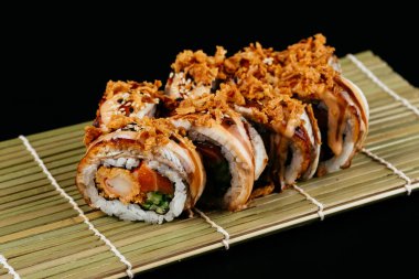 Suşi ve soya sosu kasede ve tahta çubuklar gri tahta bir masada. Japon yemeği. Suşi seti. Çeşitli ekmekler. Menü.