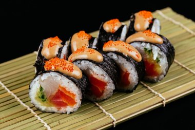 Suşi ve soya sosu kasede ve tahta çubuklar gri tahta bir masada. Japon yemeği. Suşi seti. Çeşitli ekmekler. Menü.