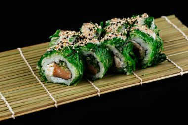 Suşi ve soya sosu kasede ve tahta çubuklar gri tahta bir masada. Japon yemeği. Suşi seti. Çeşitli ekmekler. Menü.