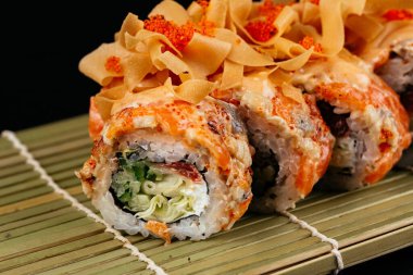 Suşi ve soya sosu kasede ve tahta çubuklar gri tahta bir masada. Japon yemeği. Suşi seti. Çeşitli ekmekler. Menü.