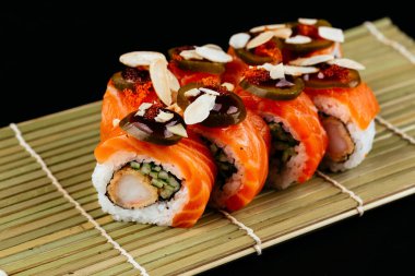 Suşi ve soya sosu kasede ve tahta çubuklar gri tahta bir masada. Japon yemeği. Suşi seti. Çeşitli ekmekler. Menü.