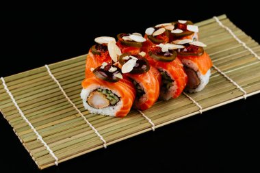 Suşi ve soya sosu kasede ve tahta çubuklar gri tahta bir masada. Japon yemeği. Suşi seti. Çeşitli ekmekler. Menü.