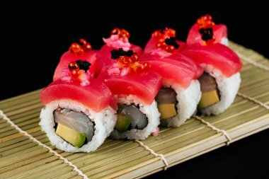 Suşi ve soya sosu kasede ve tahta çubuklar gri tahta bir masada. Japon yemeği. Suşi seti. Çeşitli ekmekler. Menü.