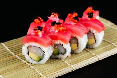 Suşi ve soya sosu kasede ve tahta çubuklar gri tahta bir masada. Japon yemeği. Suşi seti. Çeşitli ekmekler. Menü.